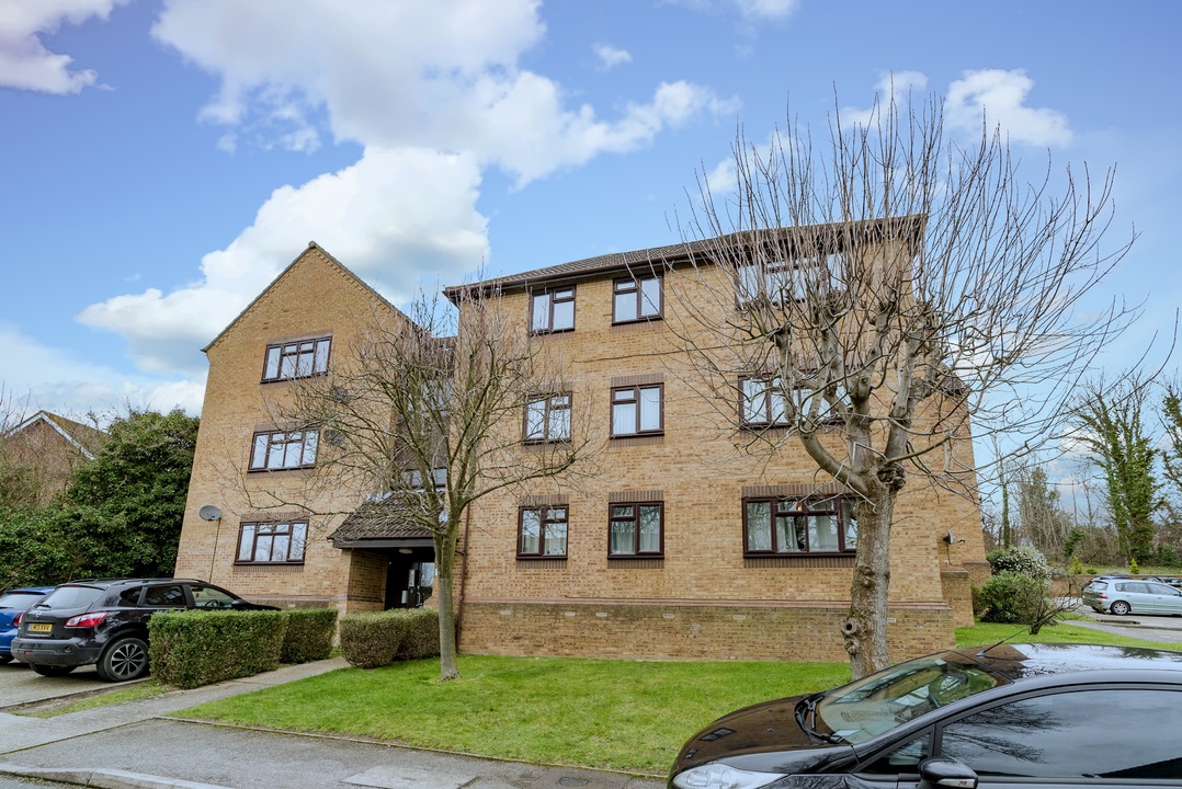 2 bed flat for sale in The Pentlands, High Wycombe, HP13