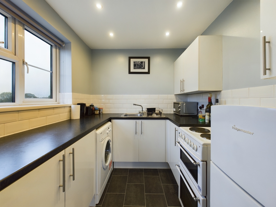 2 bed apartment for sale in Stokenchurch, High Wycombe  - Property Image 3