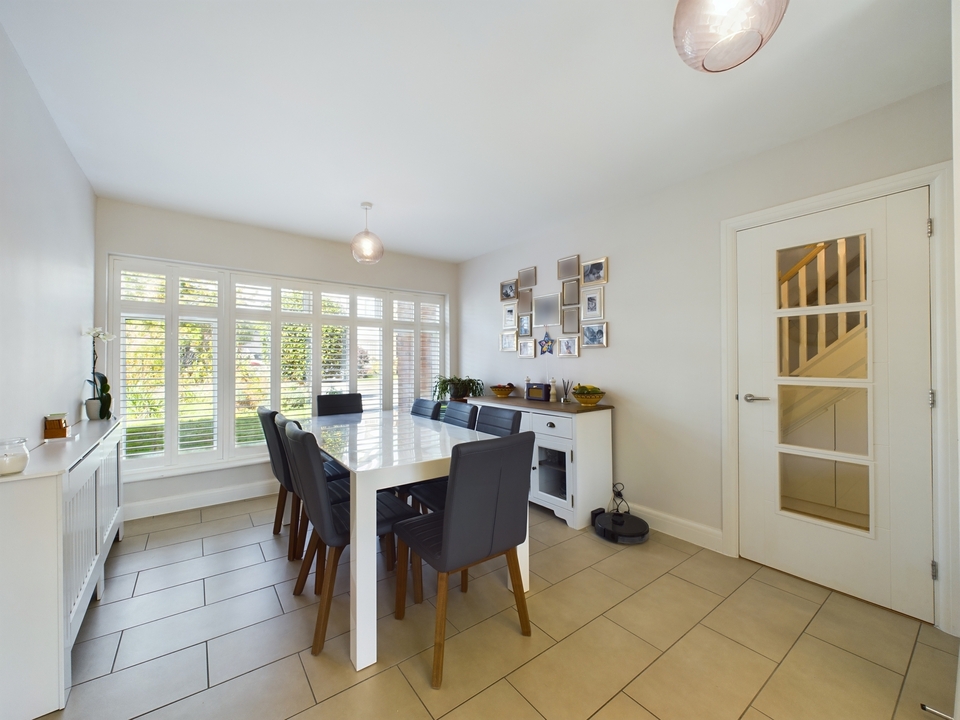 5 bed detached house to rent in Holmer Green, High Wycombe  - Property Image 3