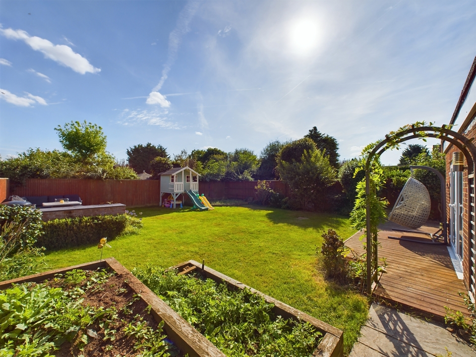 5 bed detached house to rent in Holmer Green, High Wycombe  - Property Image 27