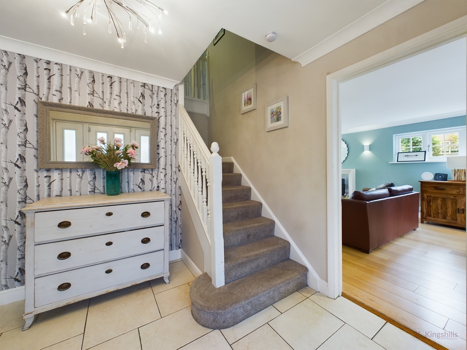 5 bed detached house for sale in Amersham Road, High Wycombe  - Property Image 9