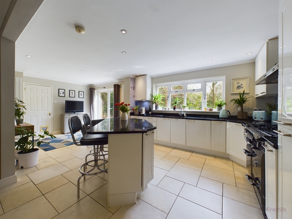 5 bed detached house for sale in Amersham Road, High Wycombe  - Property Image 5