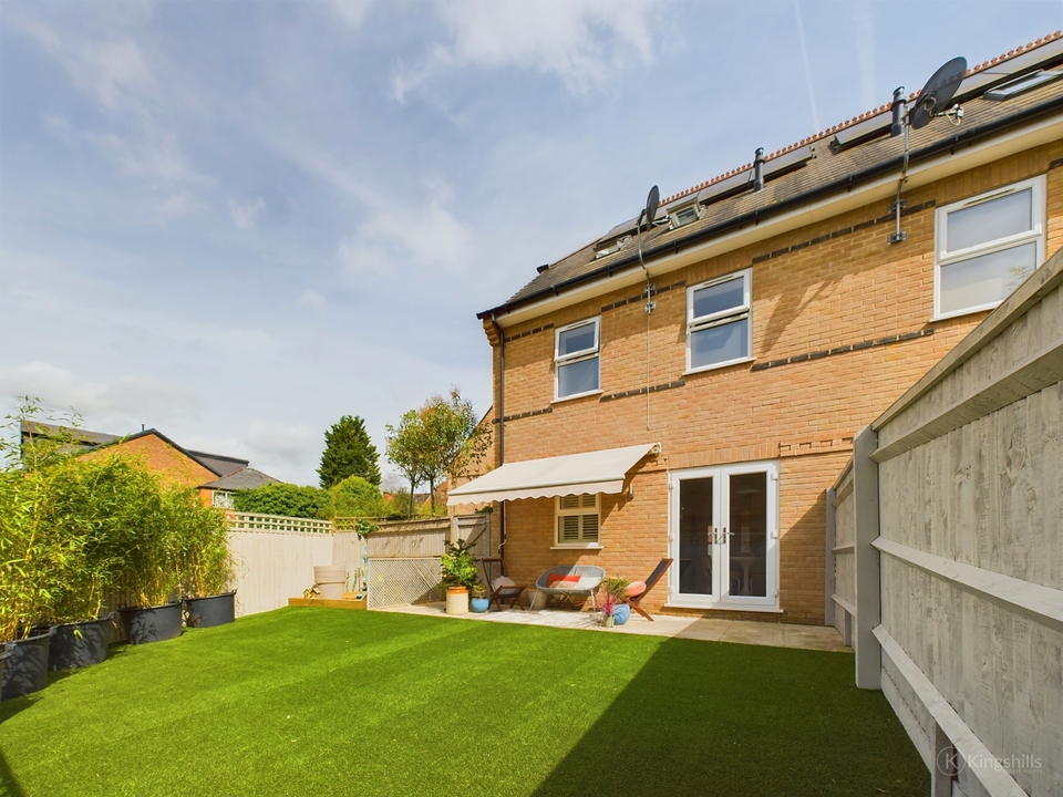 3 bed semi-detached house for sale in Fair Acre, High Wycombe  - Property Image 9