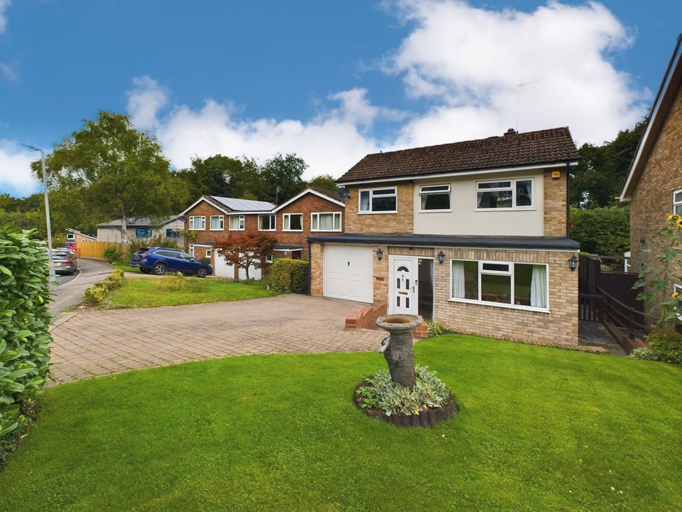 4 bed detached house for sale in Warren Wood Drive, High Wycombe - Property Image 1