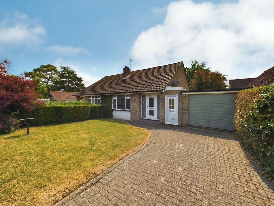 2 bed semi-detached bungalow for sale in Chapel Hill, Speen  - Property Image 16