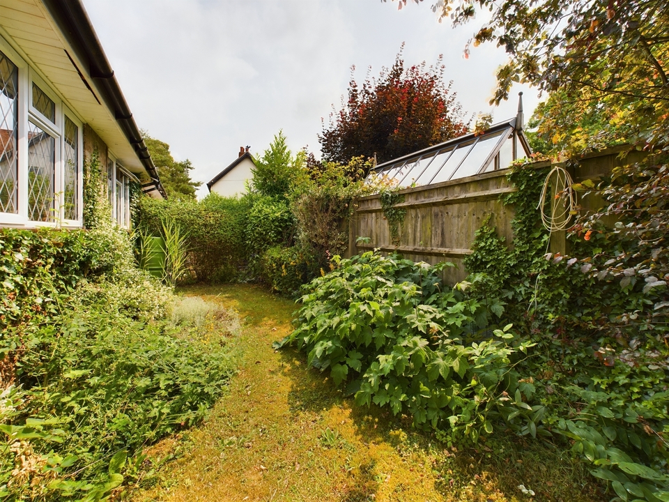 2 bed semi-detached bungalow for sale in Chapel Hill, Speen  - Property Image 15