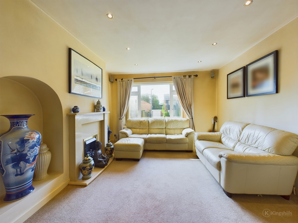 3 bed semi-detached house for sale in Cedar Avenue, High Wycombe  - Property Image 4