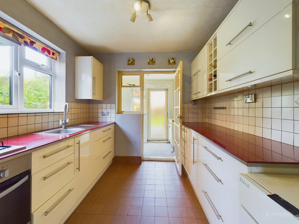 3 bed semi-detached house for sale in Cedar Avenue, High Wycombe  - Property Image 6