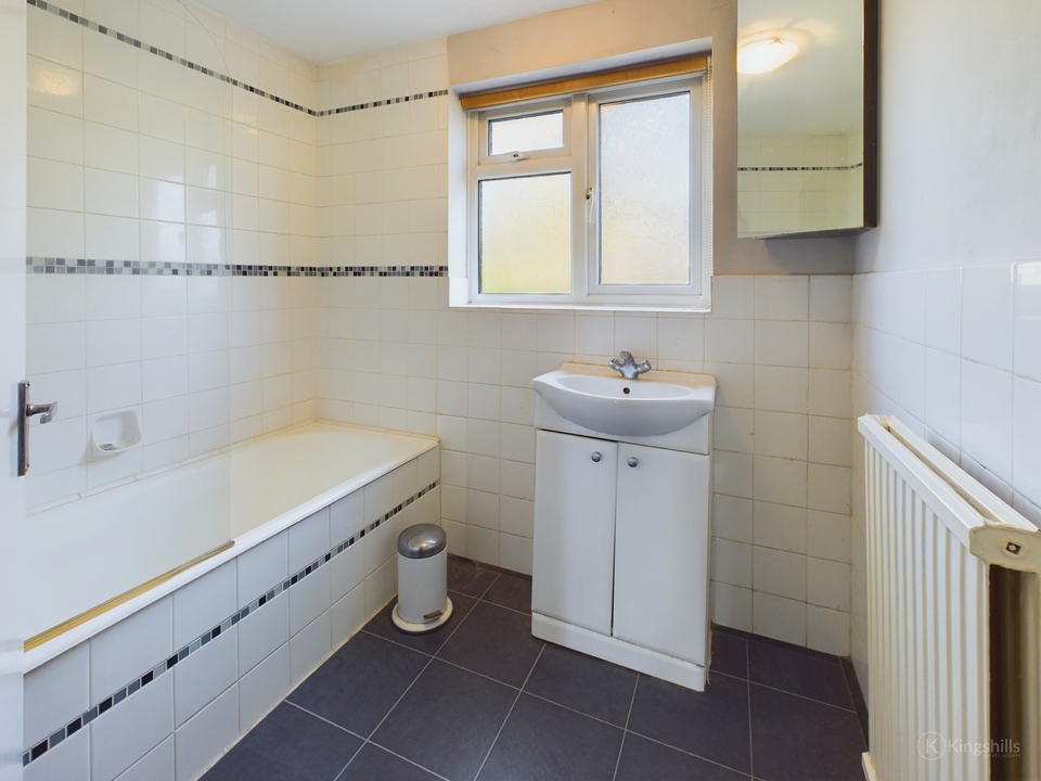 3 bed semi-detached house for sale in Cedar Avenue, High Wycombe  - Property Image 13