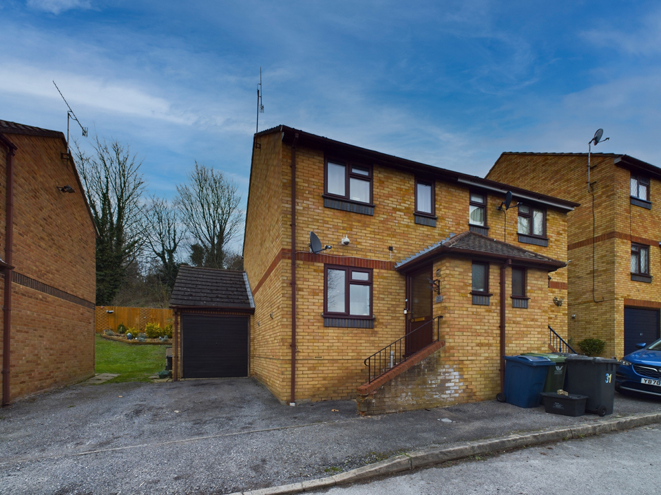 2 bed semi-detached house for sale in Cairnside, High Wycombe  - Property Image 1