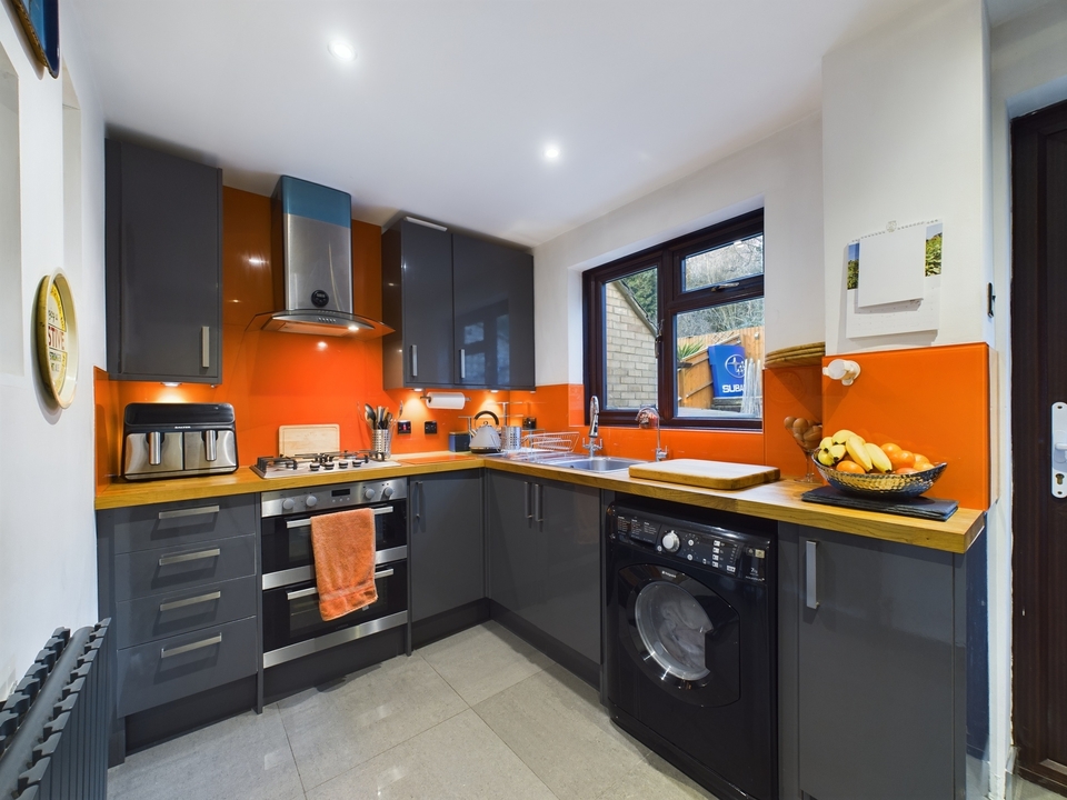 2 bed semi-detached house for sale in Cairnside, High Wycombe  - Property Image 5