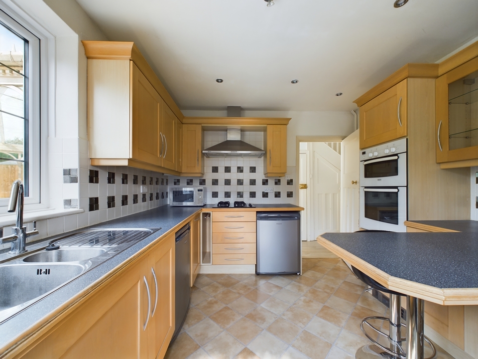 3 bed detached house for sale in Grove Road, High Wycombe  - Property Image 6