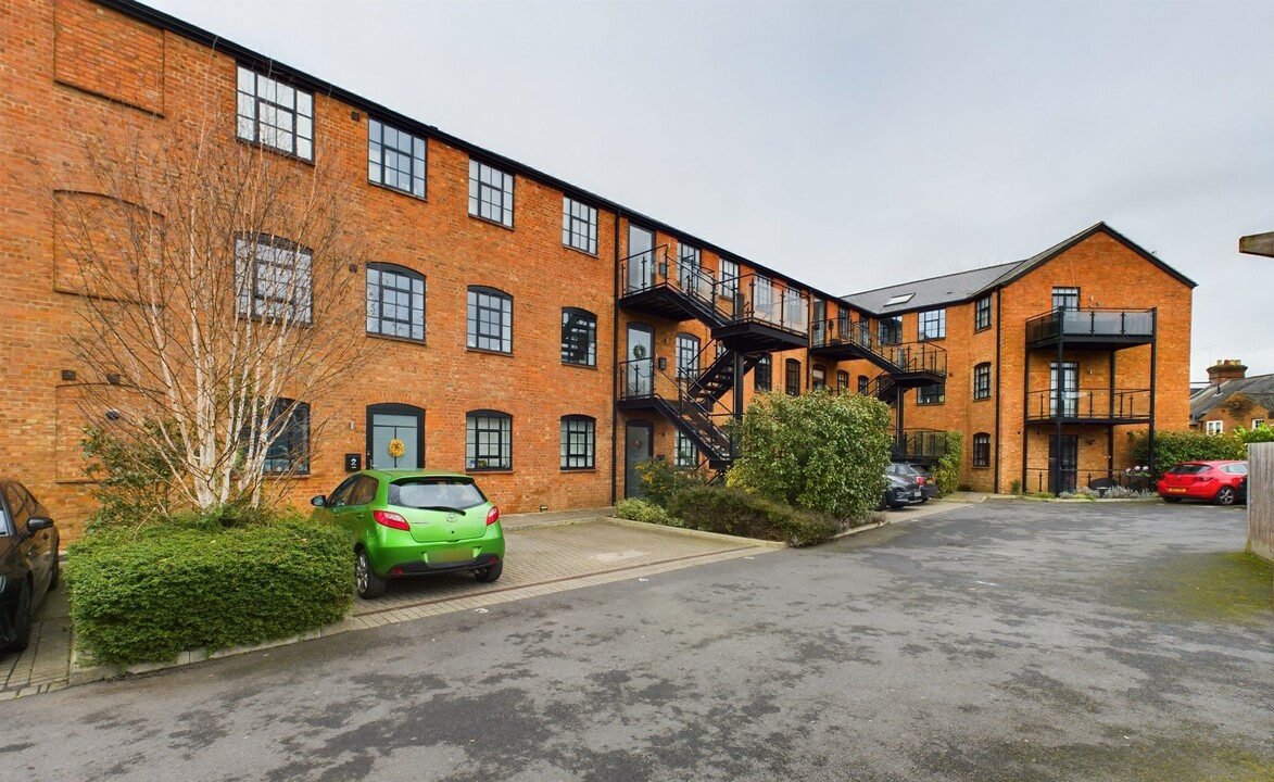 2 bed for sale in Oakridge Road, High Wycombe  - Property Image 1
