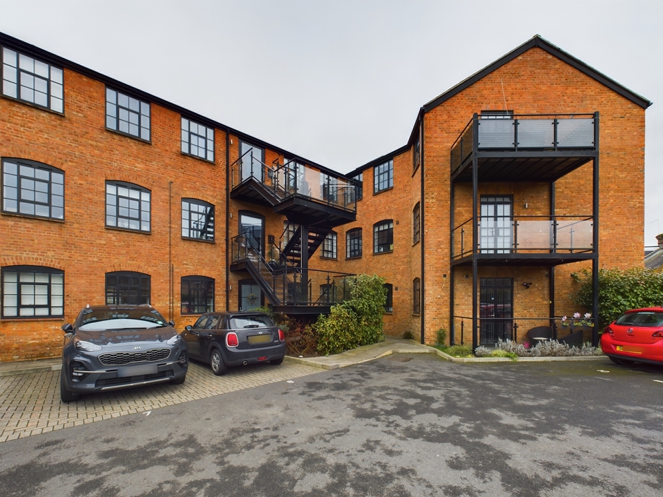 2 bed for sale in Oakridge Road, High Wycombe  - Property Image 12