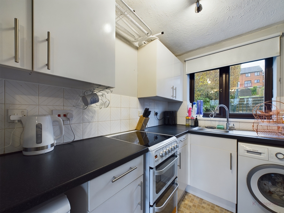 1 bed studio flat for sale in Wyatt Close, High Wycombe  - Property Image 3