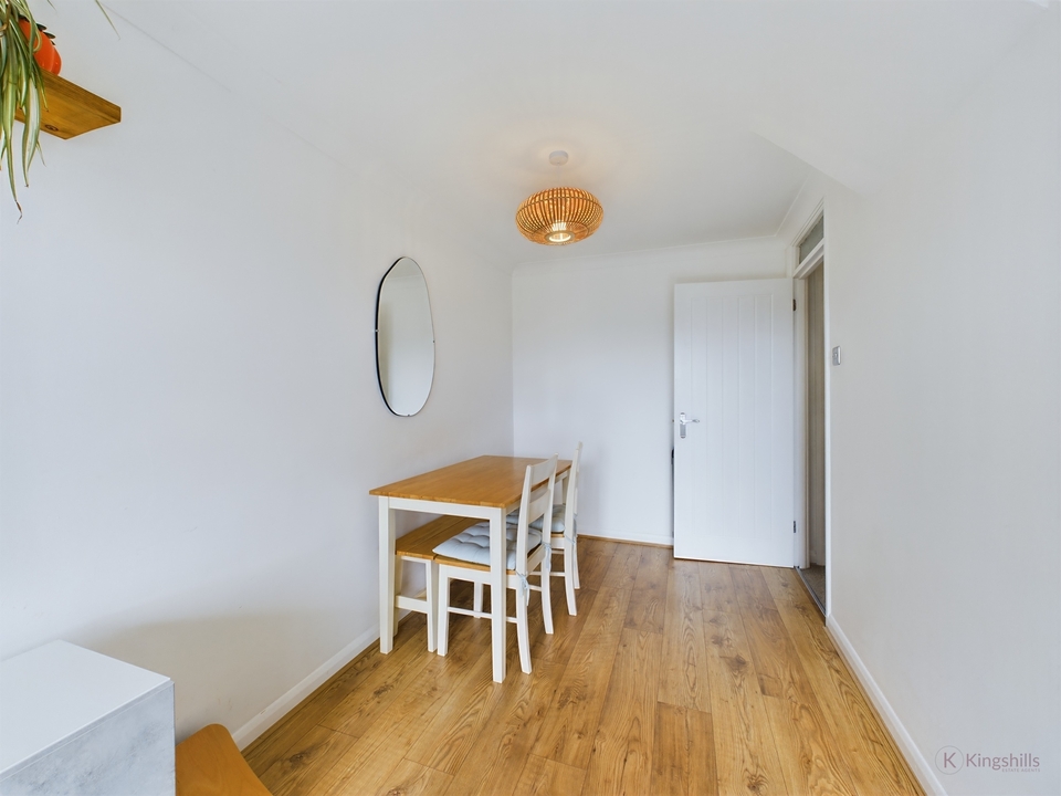 2 bed for sale in Amersham Hill, High Wycombe  - Property Image 5