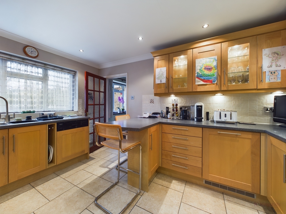 4 bed detached house for sale in Warrendene Road, High Wycombe  - Property Image 5