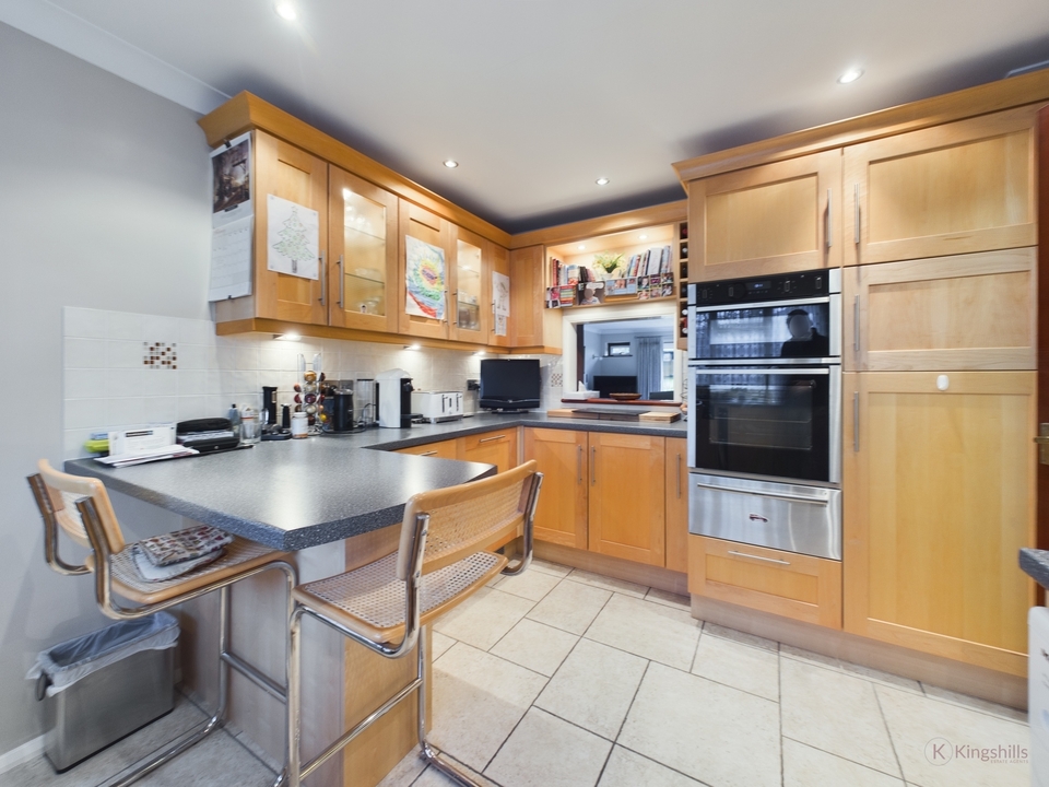 4 bed detached house for sale in Warrendene Road, High Wycombe  - Property Image 4