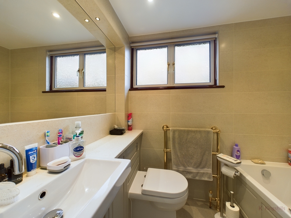 4 bed detached house for sale in Warrendene Road, High Wycombe  - Property Image 12