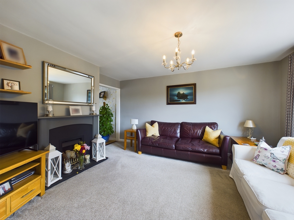3 bed semi-detached house for sale in Brackley Road, High Wycombe  - Property Image 4