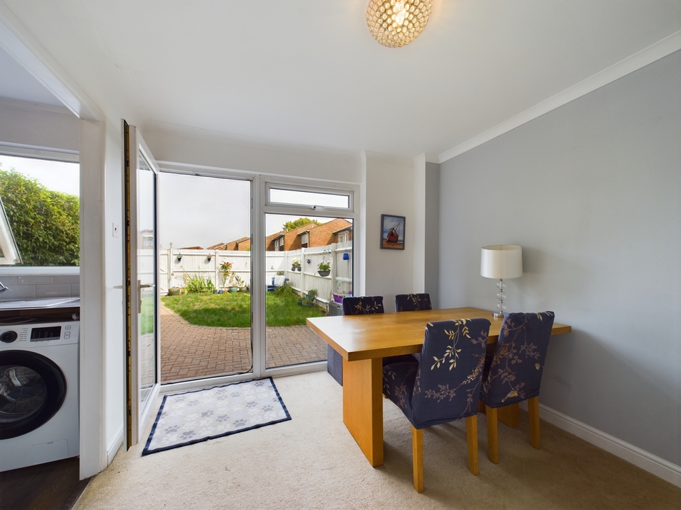 3 bed terraced house for sale in Fern Walk, High Wycombe  - Property Image 5
