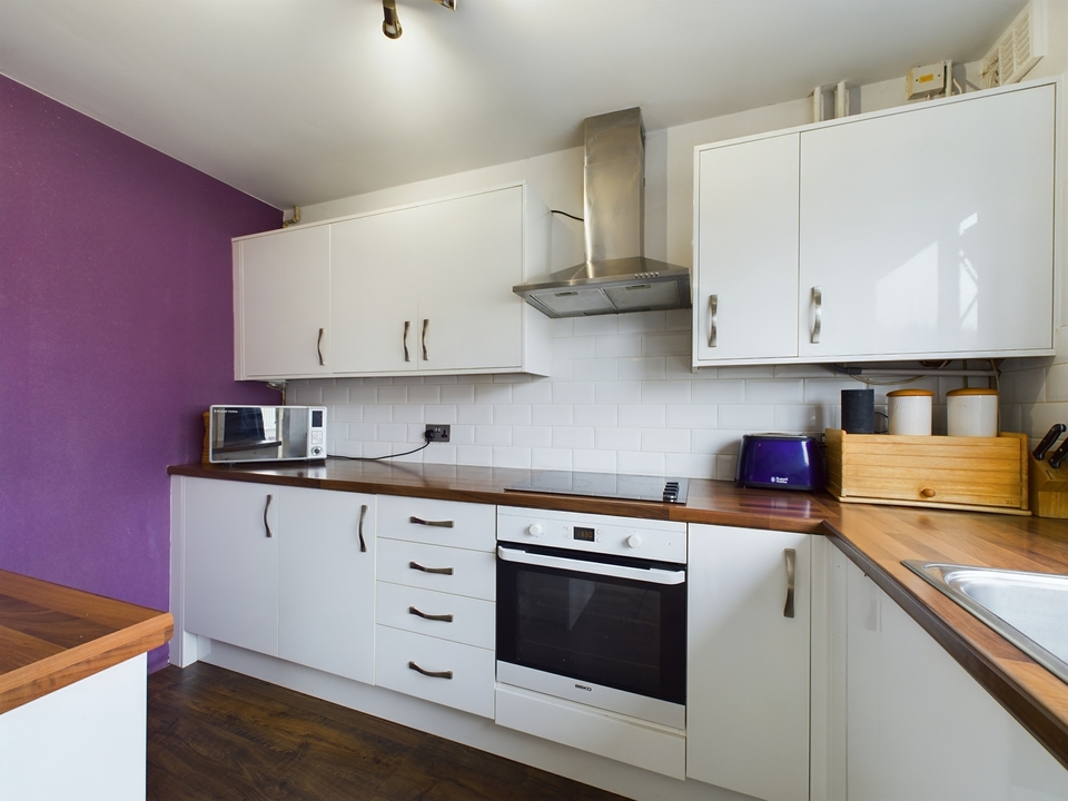 3 bed terraced house for sale in Fern Walk, High Wycombe  - Property Image 6