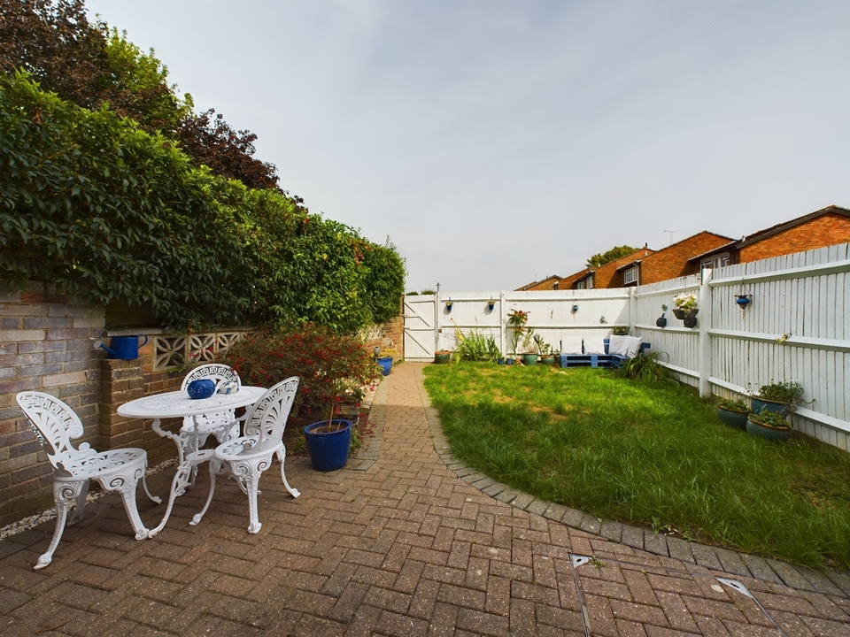 3 bed terraced house for sale in Fern Walk, High Wycombe  - Property Image 2