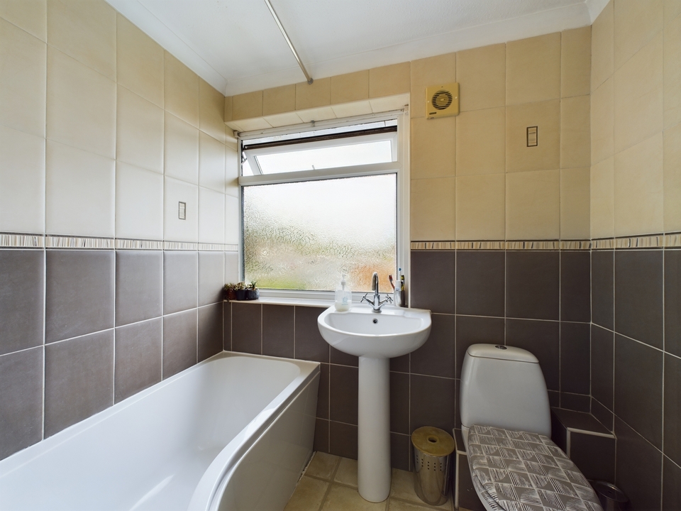 3 bed terraced house for sale in Fern Walk, High Wycombe  - Property Image 11