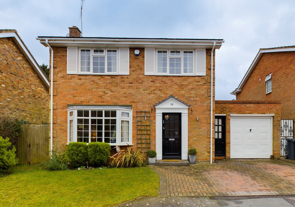 4 bed detached house for sale in Penn, High Wycombe, HP10