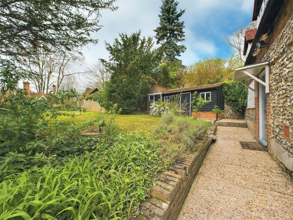 2 bed cottage for sale in High Street, West Wycombe  - Property Image 9
