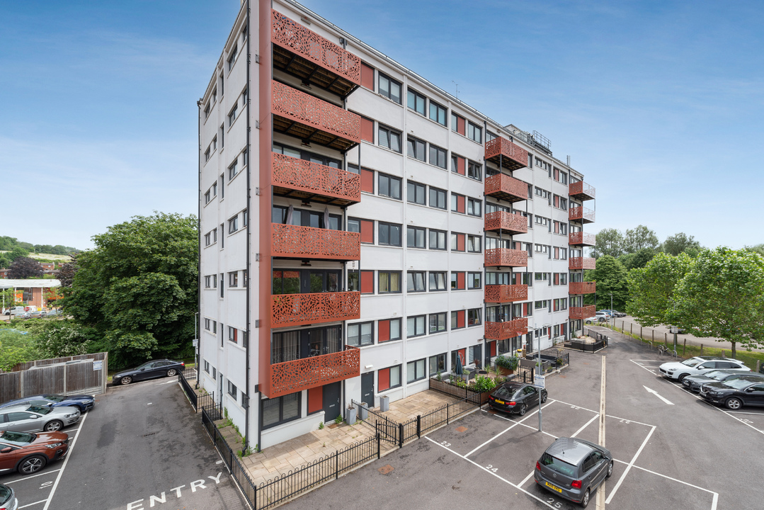 2 bed apartment to rent in London Road, High Wycombe  - Property Image 1