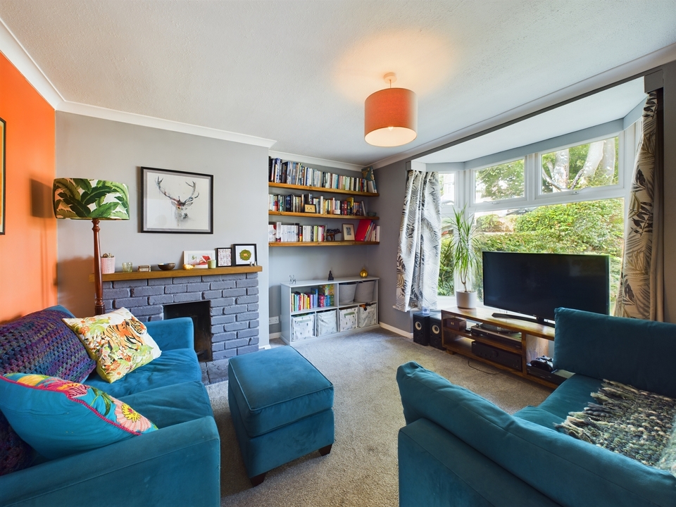 3 bed semi-detached house for sale in Deeds Grove, High Wycombe  - Property Image 4