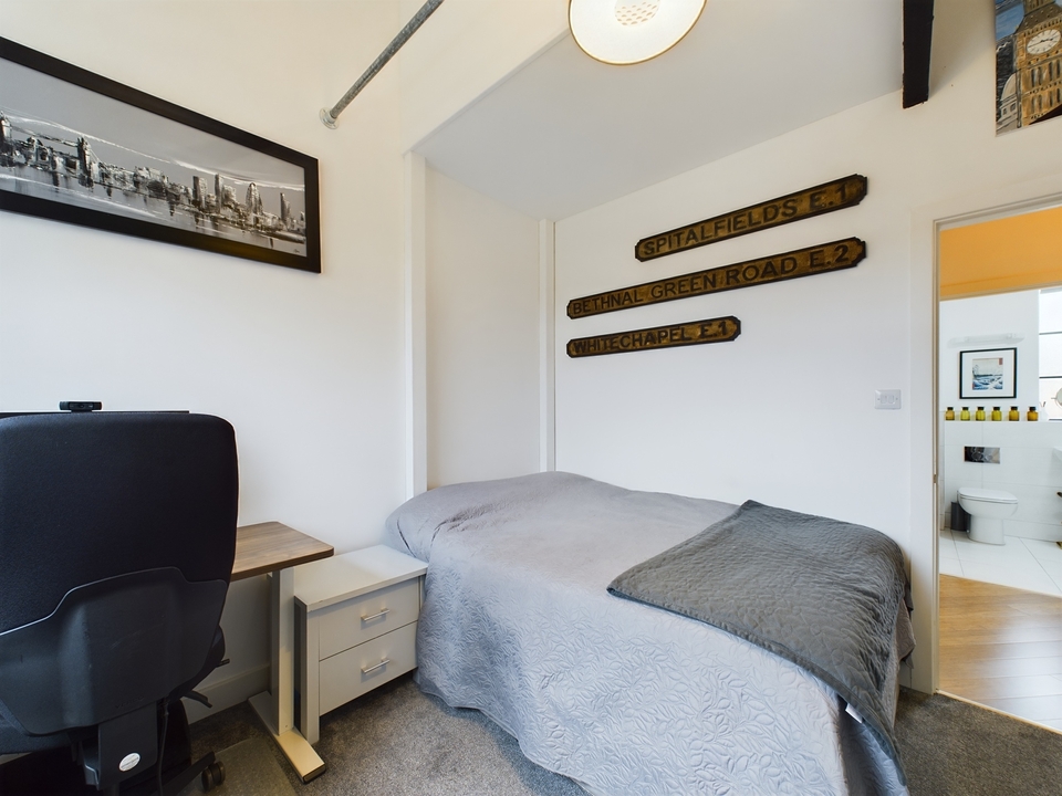 2 bed for sale in Oakridge Road, High Wycombe  - Property Image 8