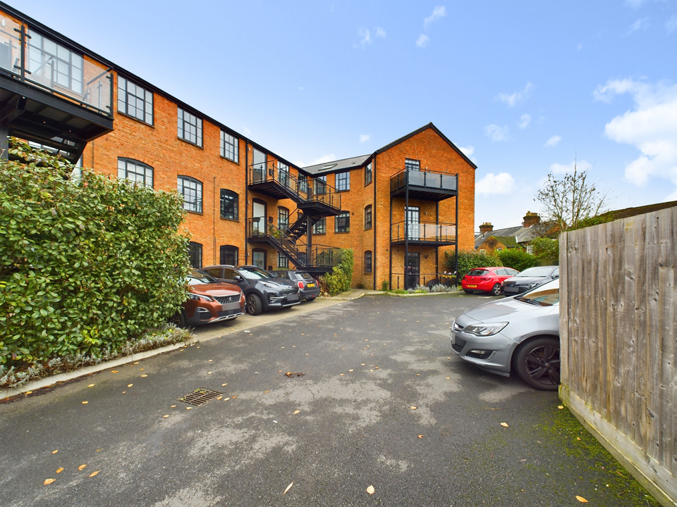 2 bed for sale in Oakridge Road, High Wycombe  - Property Image 13