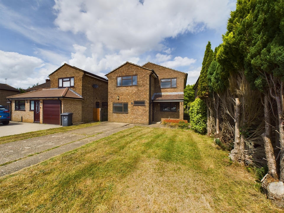 4 bed detached house for sale in Oakengrove Road, High Wycombe  - Property Image 1