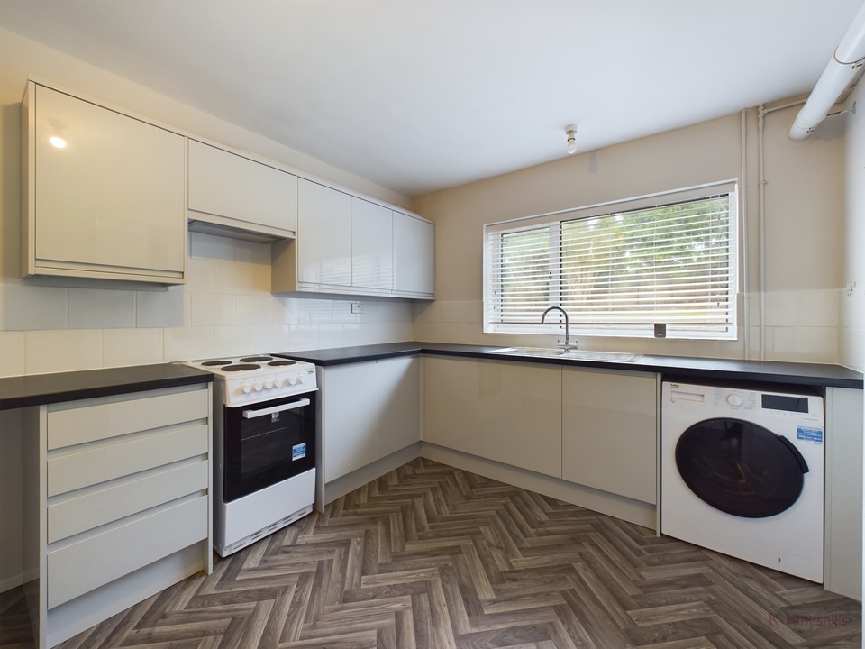 3 bed detached house to rent in Coates Lane, High Wycombe  - Property Image 2