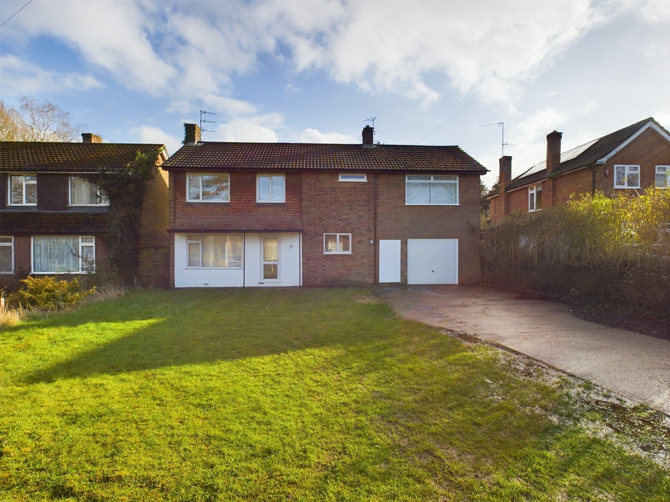3 bed detached house to rent in Coates Lane, High Wycombe - Property Image 1