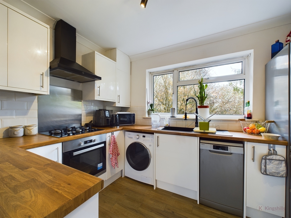 2 bed maisonette for sale in Carver Hill Road, High Wycombe  - Property Image 2