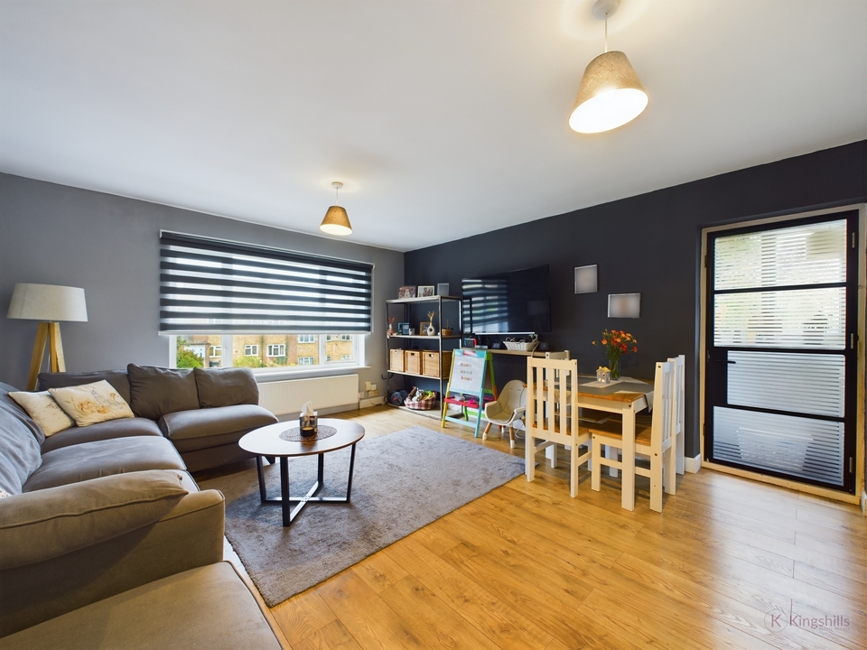 2 bed maisonette for sale in Carver Hill Road, High Wycombe  - Property Image 3