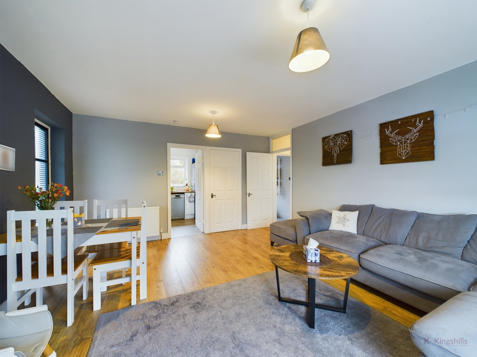 2 bed maisonette for sale in Carver Hill Road, High Wycombe  - Property Image 4