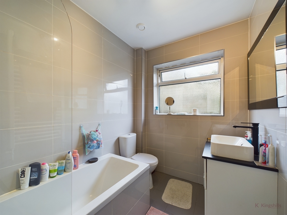 2 bed maisonette for sale in Carver Hill Road, High Wycombe  - Property Image 5