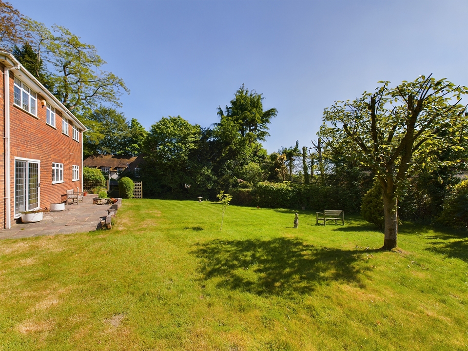 4 bed detached house for sale in Daws Hill Lane, High Wycombe  - Property Image 3