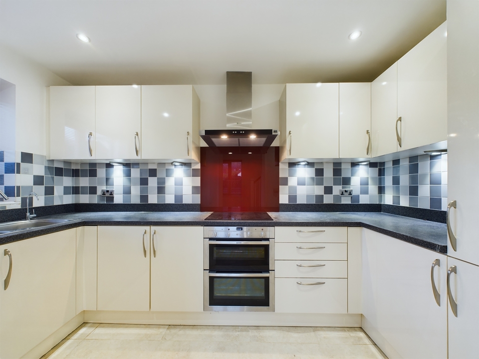 4 bed end of terrace house to rent in Hamilton View, High Wycombe  - Property Image 2