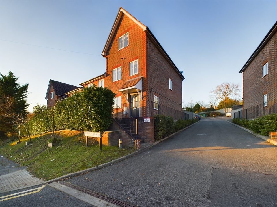 4 bed end of terrace house to rent in Hamilton View, High Wycombe - Property Image 1