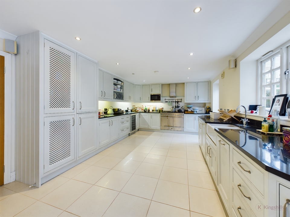 4 bed semi-detached house to rent in Beacon Hill, High Wycombe  - Property Image 5