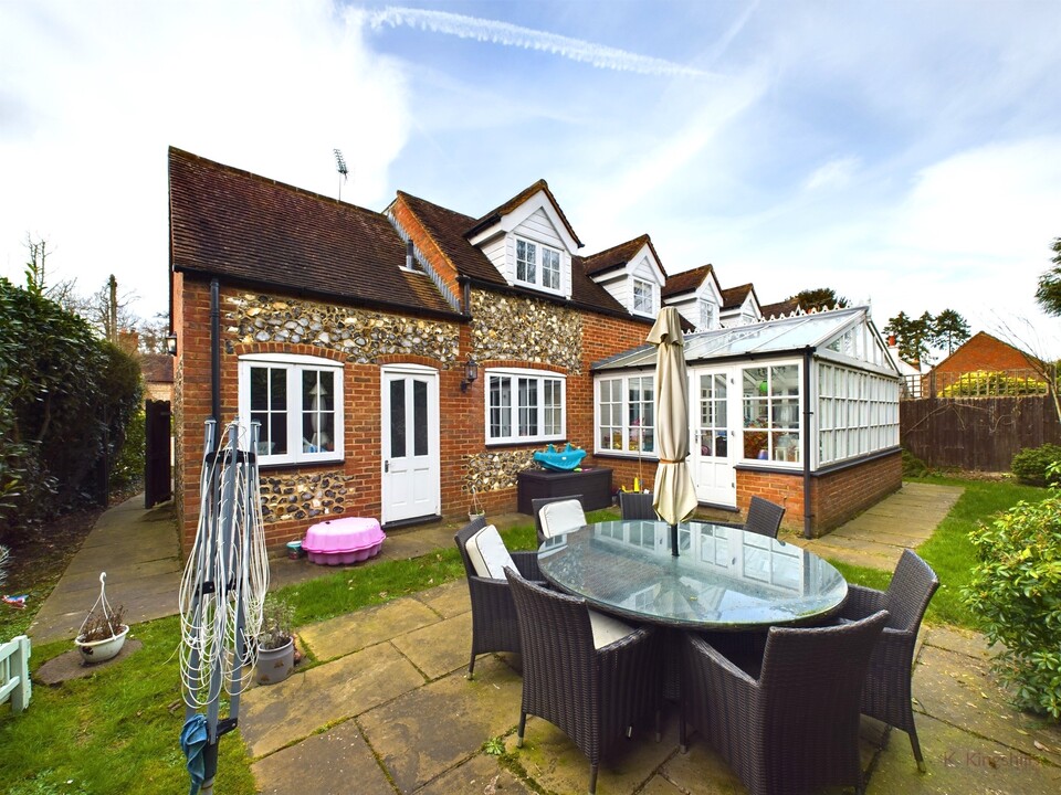 4 bed semi-detached house to rent in Beacon Hill, High Wycombe  - Property Image 9