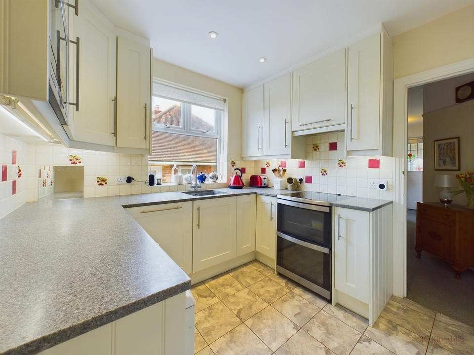 3 bed detached house for sale in New Drive, High Wycombe  - Property Image 7