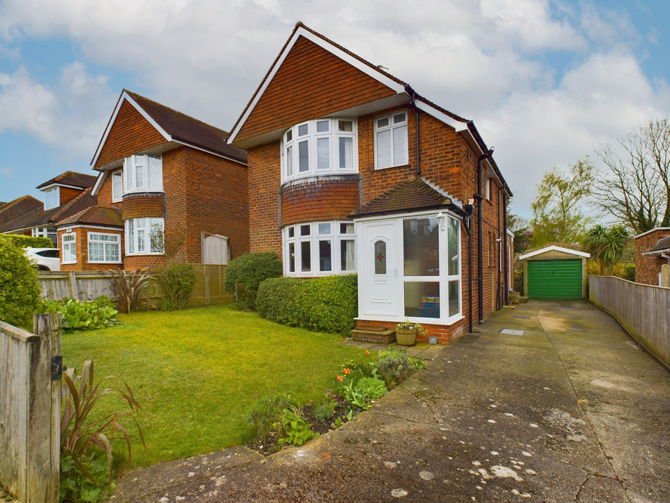 3 bed detached house for sale in New Drive, High Wycombe - Property Image 1