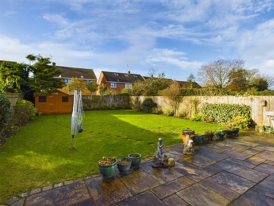 3 bed bungalow for sale in Common Road, High Wycombe  - Property Image 3