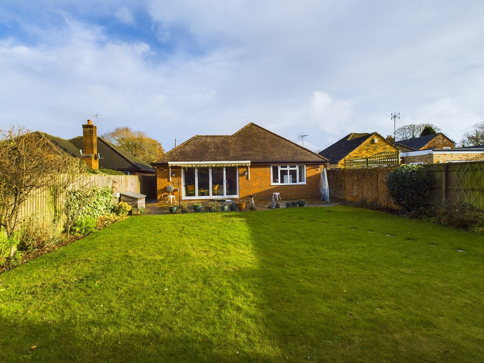 3 bed bungalow for sale in Common Road, High Wycombe  - Property Image 13
